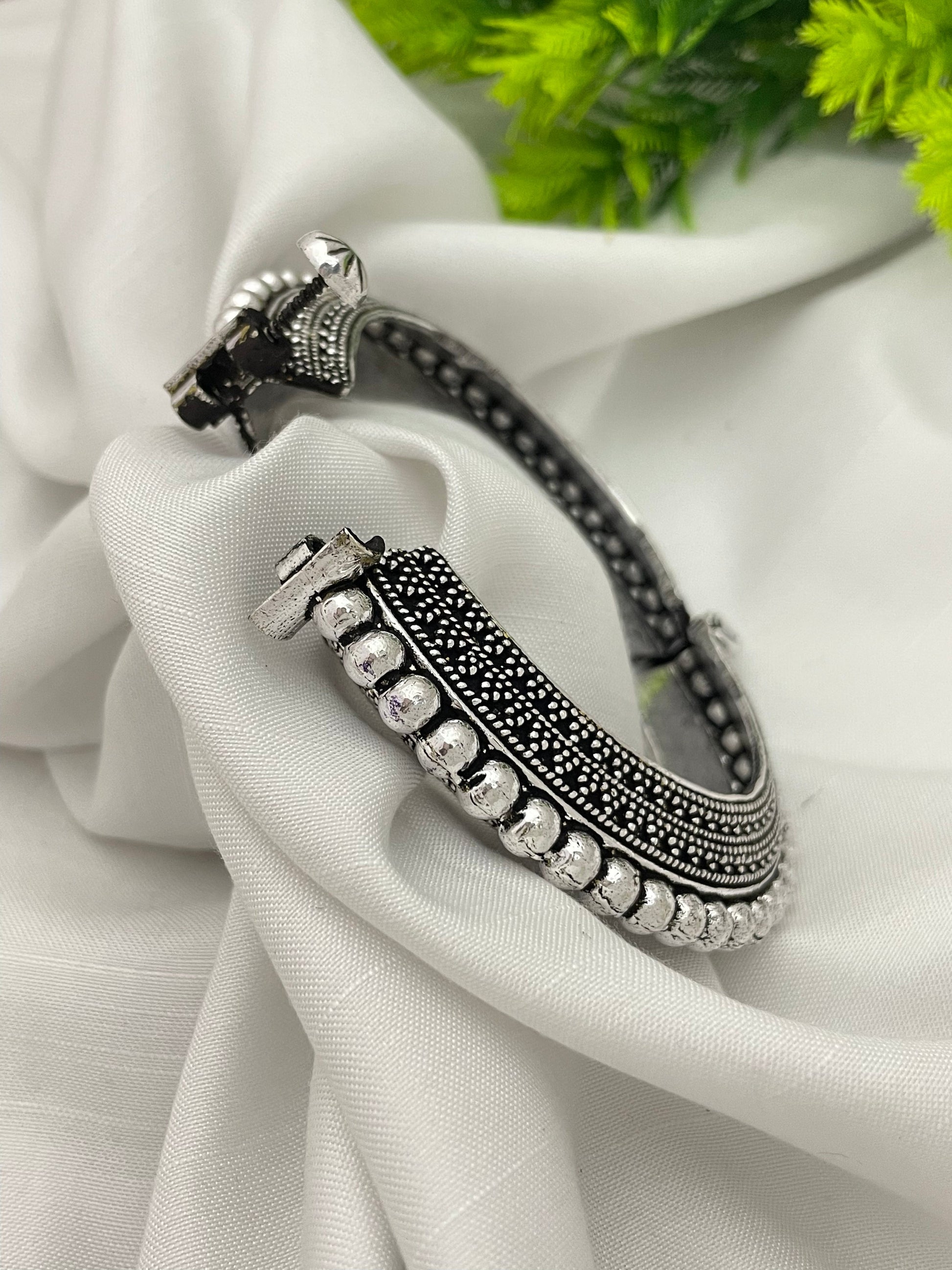 Sparsh "Silver Shimmer Kadha: Elegant Bracelet with a Radiant Finish"